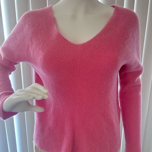 -Maje
Low-Cut Ribbed Cashmere
Sweater pre-owner size 0 - Picture 7 of 13